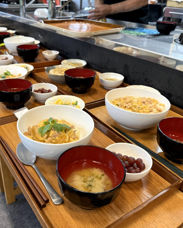 一人ひとりに用意された食事の膳